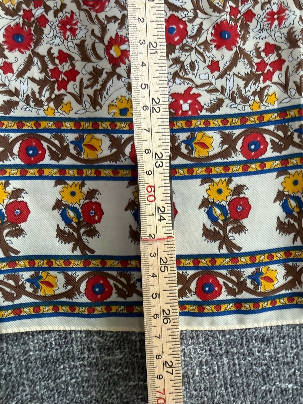 🌼Morsly Floral Printed Beige Scarf. Made in Italy, 26 x 26, 100% Polyester - Picture 11 of 12